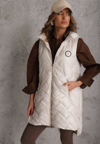 Renee - Jasnoszara Długa Pikowana Kamizelka z Kapturem i Ozdobną Naszywką Mentape. Typ kołnierza: kaptur. Kolor: szary. Długość: długie. Wzór: aplikacja. Styl: sportowy #7