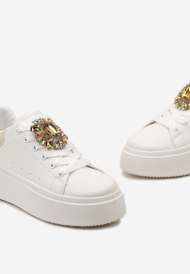 Renee - Biało-Beżowe Sneakersy na Grubej Podeszwie z Ozdobną Aplikacją Kamienia Danthia. Zapięcie: sznurówki. Kolor: biały. Materiał: jeans. Wzór: aplikacja