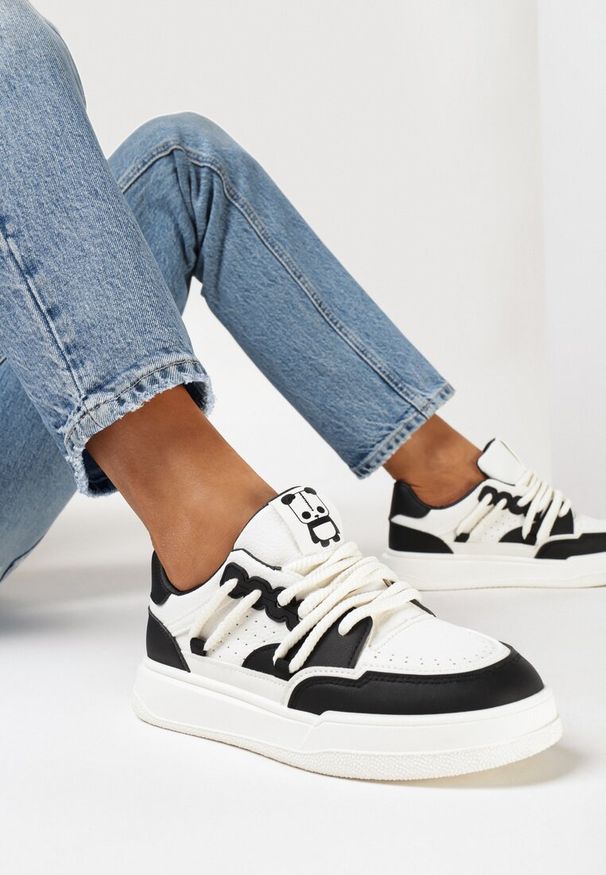 Born2be - Czarno-Białe Sneakersy z Ozdobnym Sznurowaniem i Naszywką z Pandą Velwisa. Kolor: czarny. Wzór: aplikacja