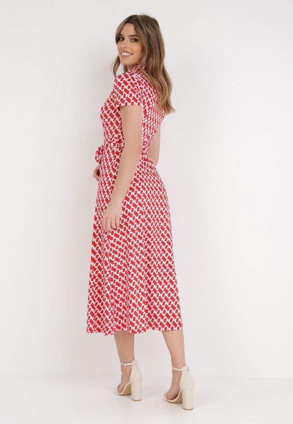 Born2be - Czerwona Sukienka Alethanthei. Okazja: na co dzień. Kolor: czerwony. Materiał: materiał. Długość rękawa: krótki rękaw. Wzór: geometria, aplikacja, nadruk. Typ sukienki: szmizjerki. Styl: casual, elegancki. Długość: midi