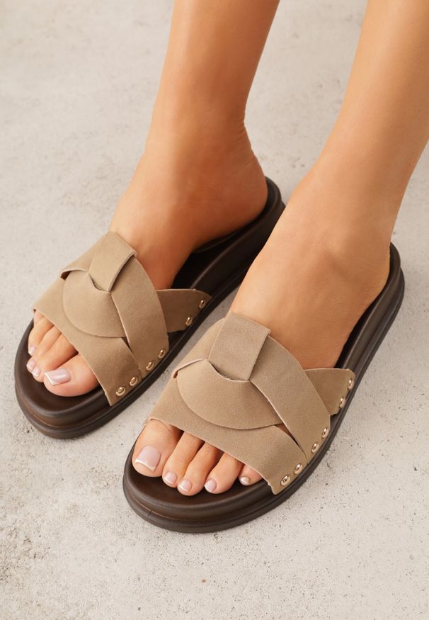 Born2be - Ciemnobeżowe Klapki z Przeplatanymi Paskami i Nitami przy Podeszwie Marivyn. Okazja: na co dzień, na randkę. Kolor: beżowy. Materiał: len. Sezon: lato. Styl: casual, elegancki