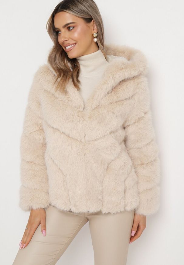 Born2be - Jasnobeżowa Futrzana Kurtka z Kapturem Daviella. Typ kołnierza: kaptur. Kolor: beżowy. Materiał: futro. Wzór: aplikacja