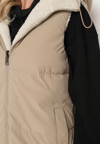 Born2be - Ciemnobeżowa Pikowana Kamizelka Dwustronna z Futerkiem Typu Baranek i Kapturem Lertiala. Okazja: na co dzień. Kolor: beżowy. Materiał: futro. Wzór: aplikacja. Styl: casual, elegancki, klasyczny #7