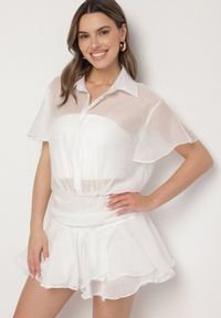 Born2be - Biała Koszulowa Sukienka z Krótkim Rękawem i Falbankami Miradira. Okazja: na co dzień. Typ kołnierza: kołnierz z falbankami. Kolor: biały. Długość rękawa: krótki rękaw. Wzór: aplikacja. Typ sukienki: koszulowe. Styl: klasyczny, casual, elegancki #1