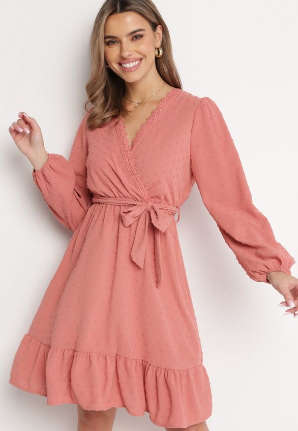 Born2be - Różowa Sukienka Mini z Tkaniny Plumeti Z Koronką i Materiałowym Paskiem Difia. Kolor: różowy. Materiał: koronka, tkanina, materiał. Wzór: koronka. Długość: mini