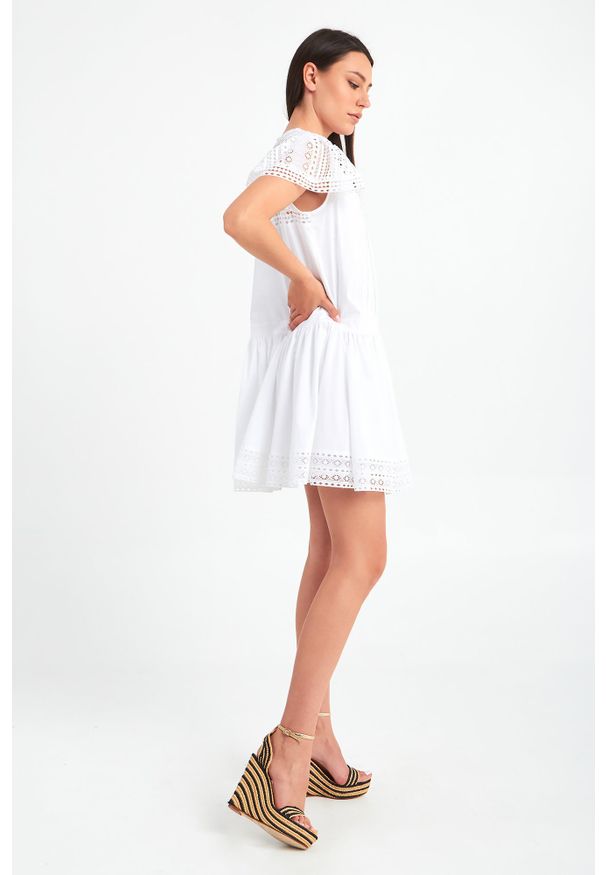 TwinSet - SUKIENKA TWINSET. Materiał: koronka. Długość rękawa: krótki rękaw. Wzór: ażurowy, koronka. Długość: mini