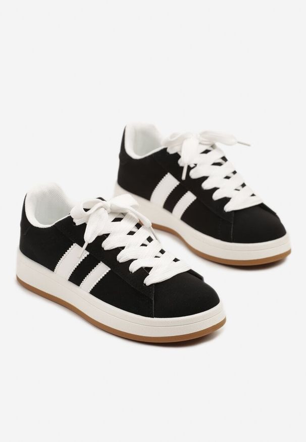 Renee - Czarne Sneakersy Ozdobione Motywem Pasków Flortewi. Okazja: na co dzień. Zapięcie: pasek. Kolor: czarny. Materiał: jeans. Wzór: aplikacja. Sezon: lato, wiosna. Obcas: na płaskiej podeszwie