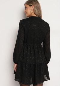 Born2be - Czarna Rozkloszowana Sukienka z Tkaniny Plumeti ze Ściągaczem w Talii i Falbanką Ilisia. Kolor: czarny. Materiał: tkanina. Styl: boho, elegancki