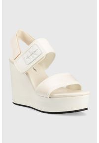 Calvin Klein Jeans sandały WEDGE SANDAL BADGE damskie kolor biały na koturnie YW0YW01028. Zapięcie: rzepy. Kolor: biały. Materiał: materiał, guma. Wzór: gładki. Obcas: na koturnie #3
