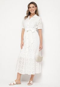 Born2be - Biała Bawełniana Sukienka Koszulowa z Wiązanym Paskiem Zdobiona Haftem Efriselle. Okazja: na co dzień. Typ kołnierza: kołnierzyk klasyczny. Kolor: biały. Materiał: bawełna. Wzór: aplikacja, haft. Typ sukienki: koszulowe. Styl: klasyczny, casual, elegancki #5