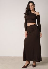 Born2be - Brązowy Marszczony Komplet z Kwiatowymi Aplikacjami Bluzka i Spódnica Bervisse. Kolor: brązowy. Wzór: aplikacja, kwiaty #1