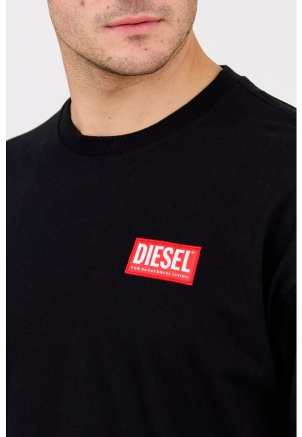 Diesel - DIESEL Czarny longsleeve męski T-BOXT-LS-LAB z naszywką. Okazja: na co dzień. Kolor: czarny. Materiał: bawełna, elastan. Długość rękawa: długi rękaw. Wzór: aplikacja. Styl: wakacyjny
