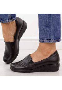 Czarne skórzane Polskie półbuty damskie na koturnie Gregors 920. Okazja: na co dzień. Nosek buta: okrągły. Kolor: czarny. Materiał: skóra. Szerokość cholewki: normalna. Sezon: wiosna, jesień, lato. Obcas: na koturnie. Styl: casual, elegancki, klasyczny #1