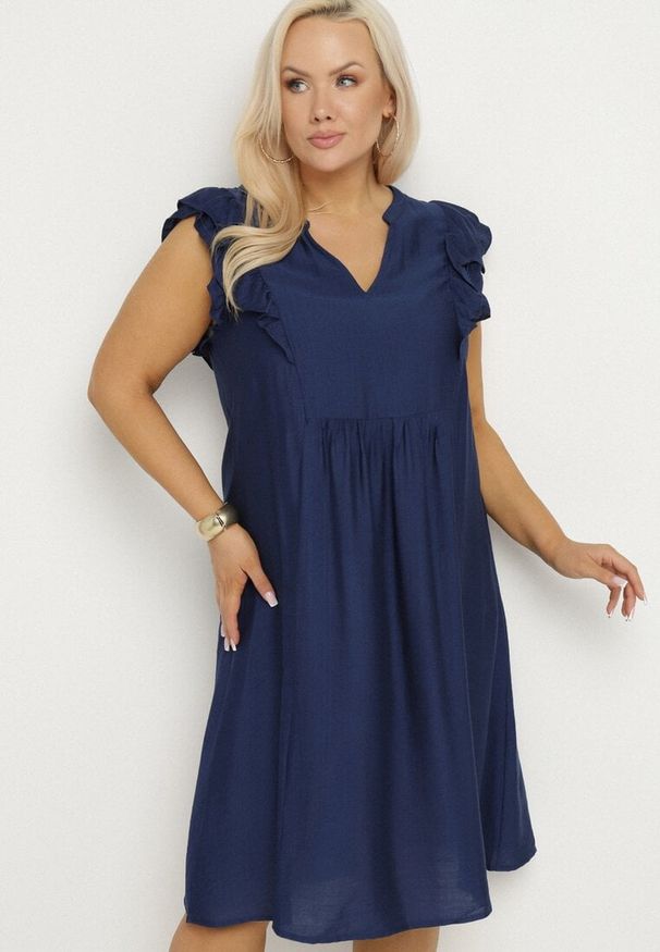 Born2be - Niebieska Sukienka Pudełkowa z Bawełną i Trójkątnym Dekoltem Ozdobiona Falbankami Vikirva. Okazja: na randkę, na co dzień. Typ kołnierza: kołnierz z falbankami. Kolekcja: plus size. Kolor: niebieski. Wzór: aplikacja. Typ sukienki: proste, dla puszystych. Materiał: bawełna. Długość rękawa: długi rękaw. Styl: klasyczny, casual, elegancki