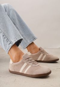 Renee - Ciemnobeżowe Sneakersy w Stylu Barefoot z Szerokim Noskiem z Imitacji Zamszu Ozdobione Paskami Canne. Okazja: na co dzień. Zapięcie: pasek. Kolor: beżowy. Materiał: zamsz. Wzór: aplikacja #1