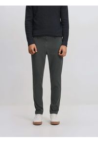 Reserved - Spodnie chino slim fit - zielony. Kolor: zielony. Materiał: tkanina