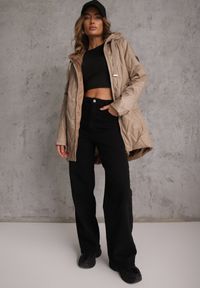 Renee - Brązowa Długa Kurtka Parka Pikowana z Kapturem Ozdobiona Aplikacją Rossea. Okazja: na co dzień. Typ kołnierza: kaptur. Kolor: brązowy. Materiał: poliester, jeans. Długość: długie. Wzór: aplikacja. Styl: casual, street #6