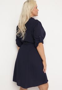 Born2be - Granatowa Rozkloszowana Mini Sukienka Zapinana na Guziki z Materiałowym Paskiem Vleco. Kolor: niebieski. Materiał: materiał. Długość: mini #6