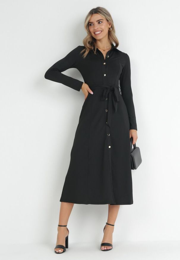 Born2be - Czarna Sukienka Maxi o Koszulowym Fasonie z Wiązaniem mZynlee. Okazja: na co dzień. Kolor: czarny. Materiał: wiskoza. Typ sukienki: koszulowe. Styl: casual, elegancki, klasyczny. Długość: maxi