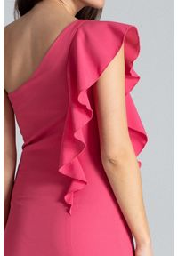 Lenitif - Ołówkowa sukienka na jedno ramię z falbaną różowa. Okazja: na imprezę, na ślub cywilny, na wesele, na randkę. Kolor: różowy. Typ sukienki: ołówkowe. Styl: elegancki #4