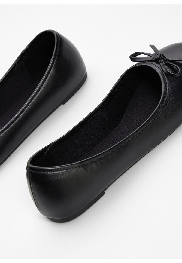bonprix - Baleriny z kokardką. Kolor: czarny
