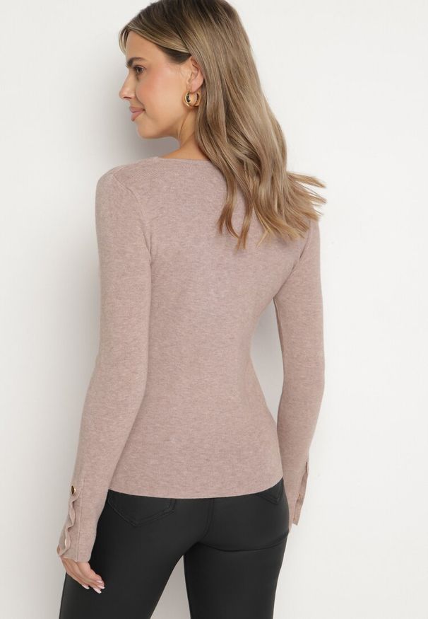 Born2be - Beżowy Sweter z Dekoltem V i Ozdobnymi Guzikami na Rękawach Atterisa. Okazja: na co dzień. Typ kołnierza: dekolt w kształcie V. Kolor: beżowy. Materiał: jeans. Długość rękawa: długi rękaw. Długość: długie. Wzór: aplikacja. Styl: casual
