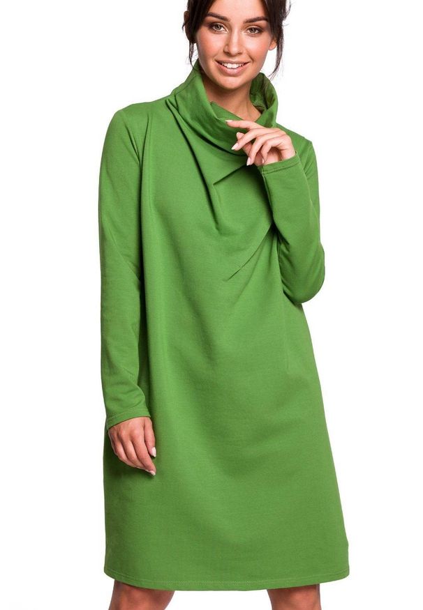 Be Active - Sukienka dresowa oversize trapezowa z wysokim kołnierzem zielona. Okazja: na co dzień. Kolor: zielony. Materiał: dresówka. Długość rękawa: długi rękaw. Typ sukienki: oversize, trapezowe. Styl: casual