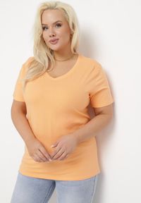 Born2be - Pomarańczowy T-shirt z Trójkątnym Dekoltem z Elastycznej Bawełny Petunria. Kolekcja: plus size. Kolor: pomarańczowy. Materiał: bawełna. Długość rękawa: krótki rękaw. Długość: krótkie. Styl: klasyczny