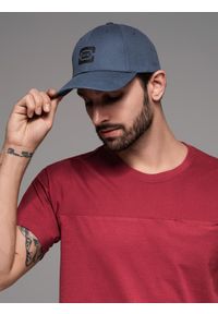 Ombre Clothing - Męska czapka bejsbolówka z logo – granatowa V1. Kolor: niebieski. Materiał: tkanina, bawełna. Wzór: ze splotem, nadruk. Styl: klasyczny, casual