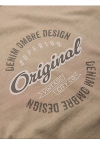 Ombre Clothing - Bawełniana koszulka z nadrukiem na klatce i plecach - ciemnobeżowa V2 - Rozmiar: XL. Okazja: na co dzień. Kolor: beżowy. Materiał: bawełna. Wzór: nadruk. Styl: vintage, casual, klasyczny #5