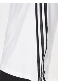 Adidas - adidas T-Shirt IN1612 Biały Loose Fit. Kolor: biały. Materiał: bawełna #6
