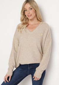 Born2be - Ciemnobeżowy Sweter z Wełną i Trójkątnym Dekoltem Zivida. Okazja: na co dzień. Kolor: beżowy. Materiał: wełna. Długość rękawa: długi rękaw. Długość: długie. Styl: klasyczny, elegancki, casual #7