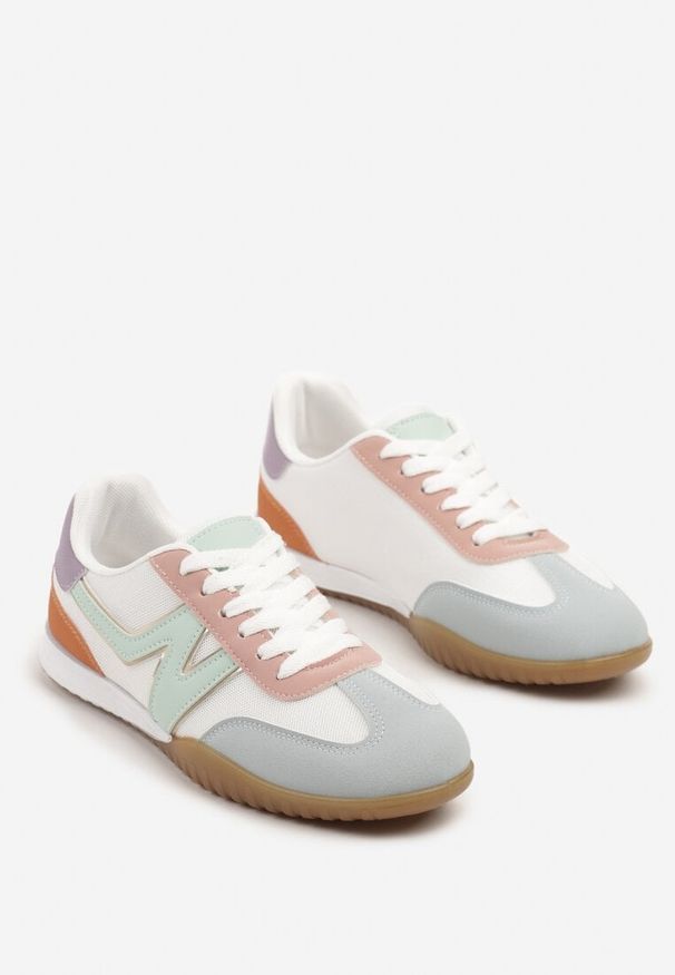 Renee - Biało-Niebieskie Sneakersy w Stylu Tenisówek Ozdobione Naszywką Tanelis. Kolor: biały. Materiał: jeans. Wzór: aplikacja