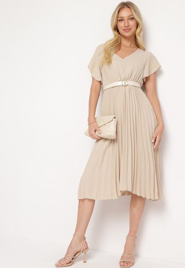 Born2be - Beżowa Sukienka Plisowana o Rozkloszowanym Fasonie i Trójkątnym Dekolcie Rissara. Okazja: na co dzień, na spotkanie biznesowe. Kolor: beżowy. Materiał: skóra, materiał. Długość rękawa: krótki rękaw. Typ sukienki: plisowane. Styl: casual, biznesowy, elegancki