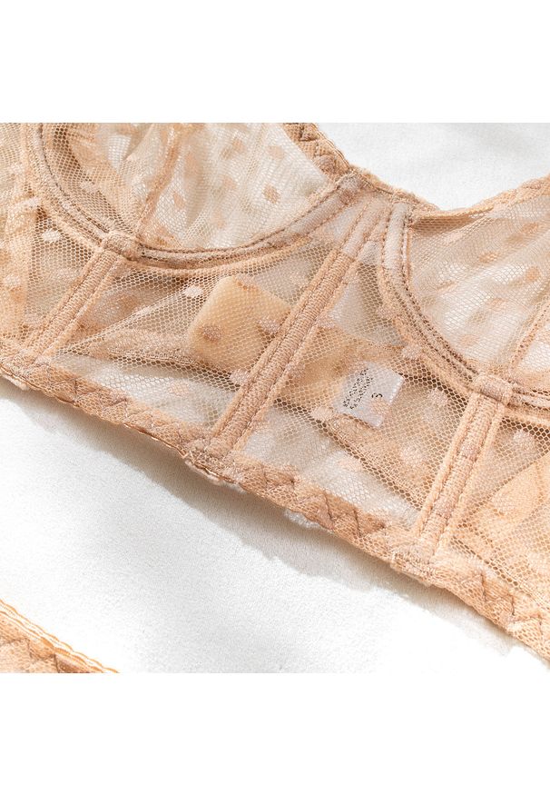 Intica - Komplet bielizny z siateczki z biustonoszem i stringami na romantyczne wieczory Zonda. Kolor: różowy. Materiał: materiał