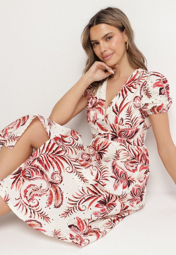 Born2be - Czerwona Rozkloszowana Sukienka z Dekoltem w Serek Zdobiona Roślinnym Wzorem Evilirae. Okazja: do pracy, na co dzień, na spotkanie biznesowe. Typ kołnierza: dekolt w serek. Kolor: czerwony. Wzór: aplikacja. Styl: casual, biznesowy