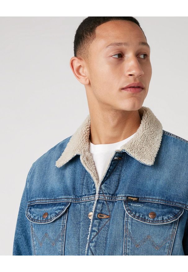 Wrangler - WRANGLER 124MJ SHERPA MĘSKA KURTKA JEANSOWA LOGO 3 YEARS W4MSUG10K 112129150. Materiał: jeans