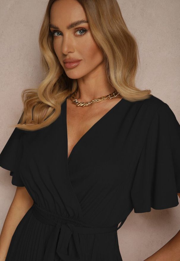 Renee - Czarna Sukienka Wiązana w Talii z Plisowaniem na Dole Dorseki. Kolor: czarny. Materiał: materiał, tkanina. Styl: elegancki