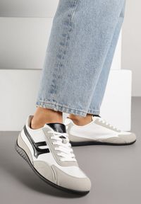Born2be - Białe Sneakersy Ozdobione Geometrycznym Wzorem Arulia. Okazja: na co dzień, na spacer. Kolor: biały. Materiał: jeans. Wzór: aplikacja, geometria. Sport: turystyka piesza