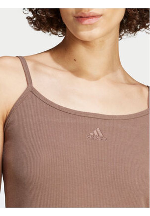 Adidas - adidas Sukienka codzienna ALL SZN IX3795 Brązowy Slim Fit. Okazja: na co dzień. Kolor: brązowy. Materiał: wiskoza. Typ sukienki: proste. Styl: casual