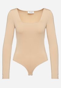 Born2be - Beżowe Body z Długim Rękawem i Kwadratowym Dekoltem Teraza. Typ kołnierza: dekolt kwadratowy. Kolor: beżowy. Długość rękawa: długi rękaw. Długość: długie