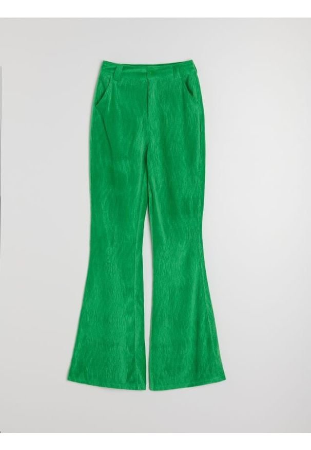 Sinsay - Welurowe spodnie z rozszerzanymi nogawkami typu dzwony - zielony. Kolor: zielony. Materiał: welur