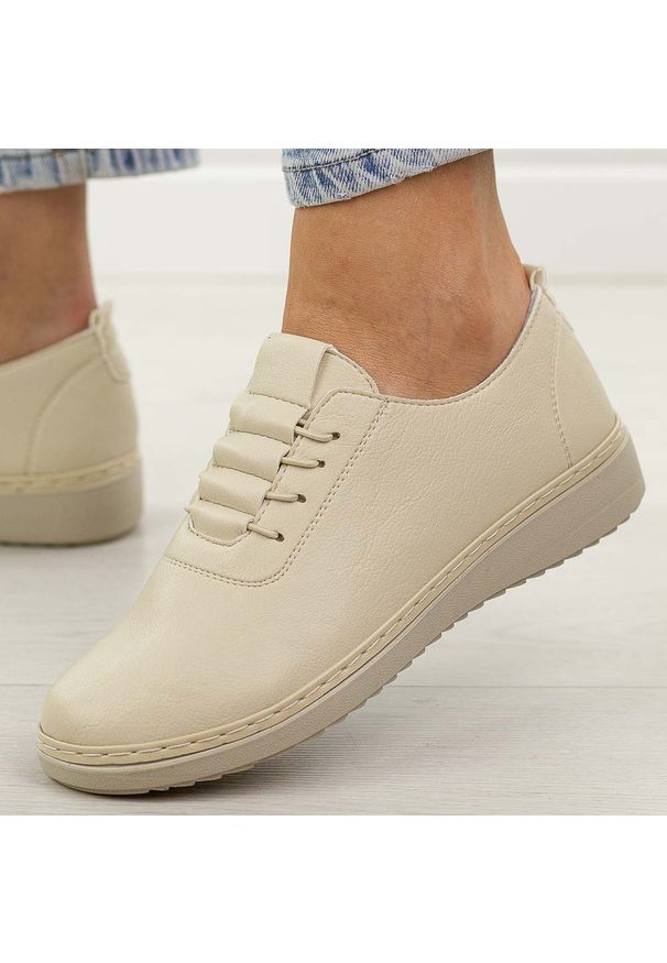 Jezzi - Beżowe półbuty damskie Unisoft 5933. Okazja: na co dzień, na spotkanie biznesowe. Nosek buta: okrągły. Zapięcie: bez zapięcia. Kolor: beżowy. Materiał: skóra. Szerokość cholewki: normalna. Sezon: wiosna, jesień. Styl: casual, biznesowy, elegancki, klasyczny