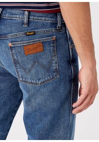Wrangler - WRANGLER GREENSBORO MĘSKIE SPODNIE JEANSOWE DARK WATERS W15Q5929V 112145820