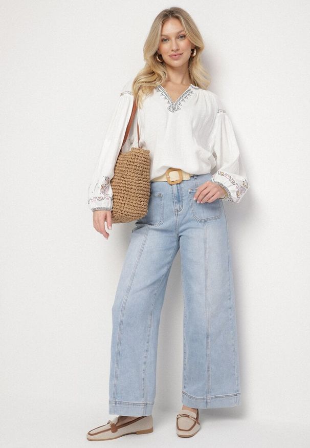 Born2be - Biała Bawełniana Bluzka z Ozdobnym Haftem Tuldexis. Okazja: na co dzień. Typ kołnierza: dekolt w serek, kołnierzyk stójkowy. Kolor: biały. Materiał: bawełna. Wzór: haft. Styl: casual, klasyczny