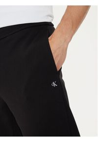 Calvin Klein Jeans Spodnie dresowe Embro J30J326033 Czarny Regular Fit. Kolor: czarny. Materiał: bawełna #3