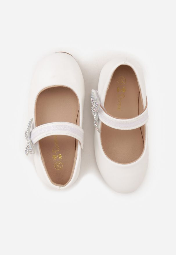 Born2be - Białe Balerinki Zapinane na Rzep z Ozdobą Motylkiem Adola. Okazja: na co dzień. Zapięcie: rzepy. Kolor: biały. Materiał: jeans. Wzór: aplikacja. Styl: casual, elegancki
