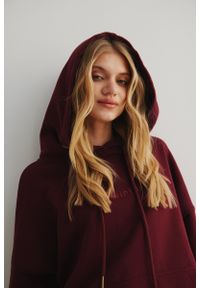 Marsala - Bluza z kapturem oraz HAFTEM w kolorze BURGUNDY- GARSON-UNI. Typ kołnierza: kaptur. Materiał: dzianina, bawełna, poliester, dresówka. Wzór: haft. Styl: sportowy