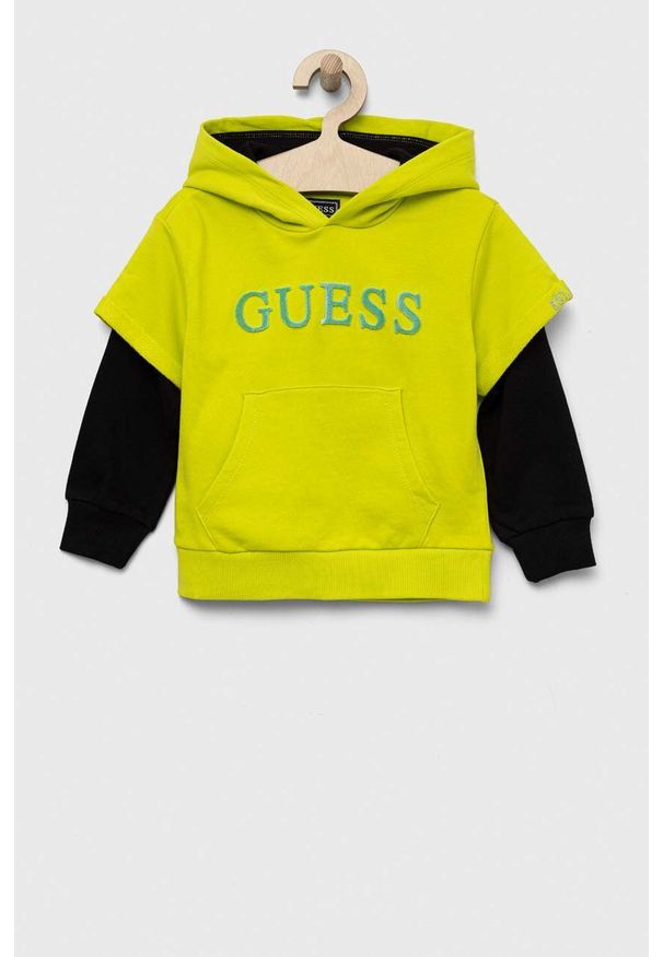 Guess bluza bawełniana dziecięca kolor zielony z kapturem wzorzysta. Okazja: na co dzień. Typ kołnierza: kaptur. Kolor: zielony. Materiał: bawełna. Styl: casual