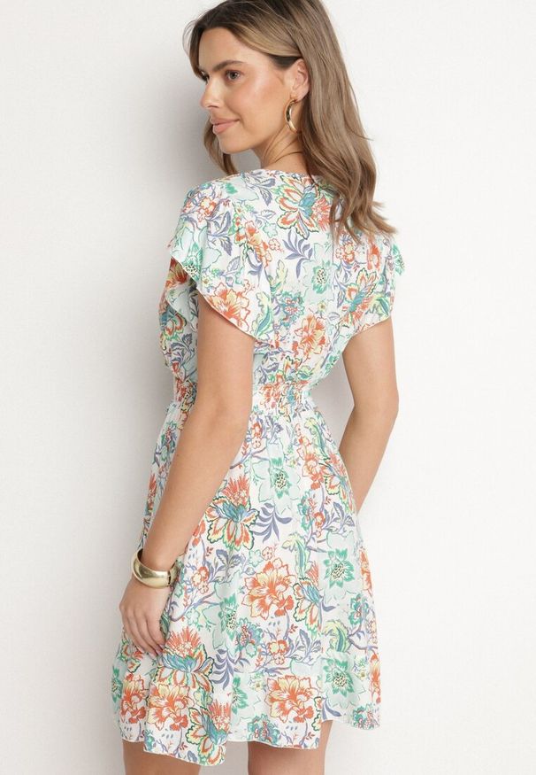 Born2be - Jasnozielona Bawełniana Sukienka w Kwiaty z Kopertowym Dekoltem Rozkloszowana Jenovienna. Okazja: na co dzień. Typ kołnierza: dekolt kopertowy. Kolor: zielony. Materiał: bawełna. Wzór: kwiaty. Typ sukienki: kopertowe. Styl: elegancki, casual